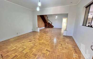 Imagem: A casa possui 4 Dormitórios, 3 Banheiros, 2 Vagas na garagem