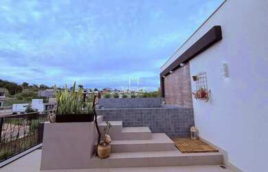 Imagem: A casa possui 3 Dormitórios, 3 Banheiros, 4 Vagas na garagem