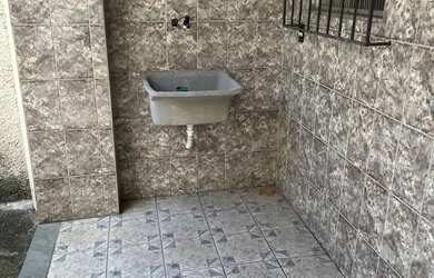 Imagem: A casa possui 1 Dormitório, 1 Banheiro, 1 Vaga na garagem