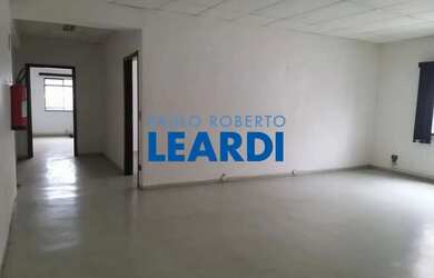 Imagem: O depósito possui 3 Vagas na garagem, 600m² de Área e está