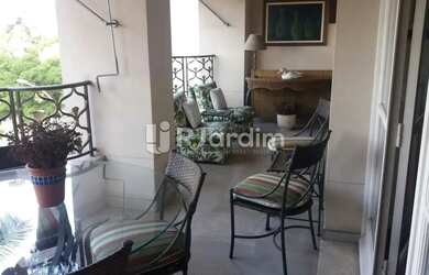 Imagem: O apartamento possui 3 Dormitórios, 1 Banheiro, 1 Vaga na garagem