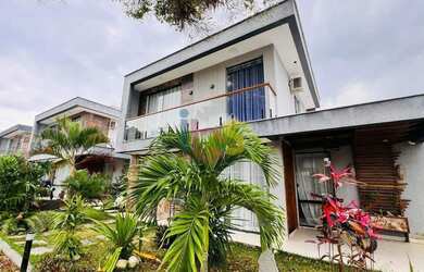 Imagem: A casa possui 3 Dormitórios, 4 Banheiros, 2 Vagas na garagem