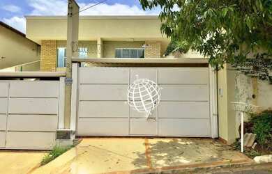 Imagem: A casa possui 3 Dormitórios, 3 Banheiros, 2 Vagas na garagem