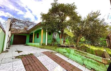 Imagem: A casa possui 2 Dormitórios, 2 Banheiros, 2 Vagas na garagem