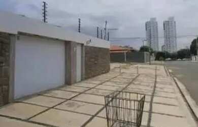 Imagem: A casa possui 3 Dormitórios, 1 Banheiro, 2 Vagas na garagem