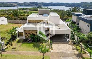 Imagem: A casa em condomínio possui 5 Dormitórios, 5 Banheiros, 4