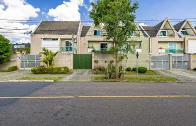 Imagem: A casa possui 3 Dormitórios, 4 Banheiros, 2 Vagas na garagem