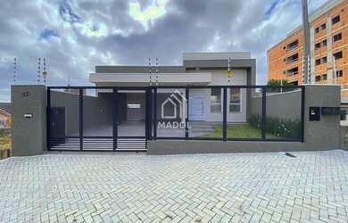 Imagem: A casa possui 3 Dormitórios, 3 Banheiros, 4 Vagas na garagem