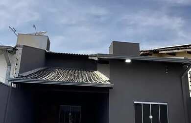 Imagem: A casa possui 3 Dormitórios, 2 Banheiros, 3 Vagas na garagem