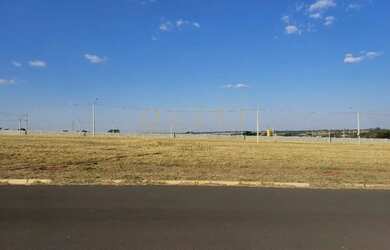 Imagem: O terreno possui 242m² de Área e está localizado em Eparque