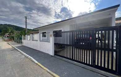 Imagem: A casa possui 3 Dormitórios, 2 Banheiros, 2 Vagas na garagem