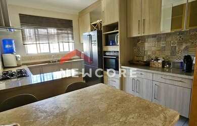 Imagem: A casa em condomínio possui 3 Dormitórios, 4 Banheiros, 3