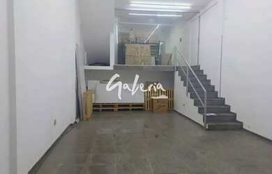 Imagem: O depósito possui 2 Vagas na garagem, 305m² de Área e está