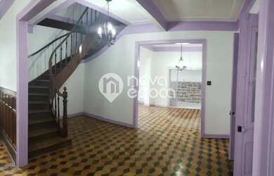 Imagem: A casa possui 3 Dormitórios, 3 Banheiros, 560m² de Área e