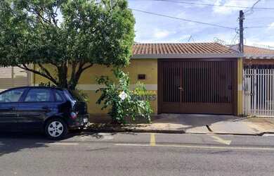 Imagem: A casa possui 3 Dormitórios, 2 Banheiros, 2 Vagas na garagem