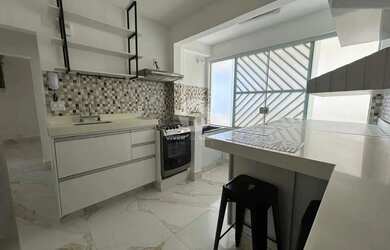 Imagem: O apartamento possui 2 Dormitórios, 1 Banheiro, 1 Vaga na garagem