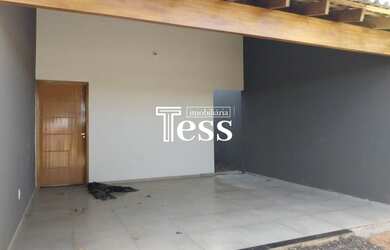 Imagem: A casa possui 3 Dormitórios, 2 Banheiros, 2 Vagas na garagem