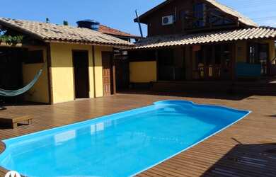 Imagem: A casa possui 3 Dormitórios, 2 Banheiros, 5 Vagas na garagem