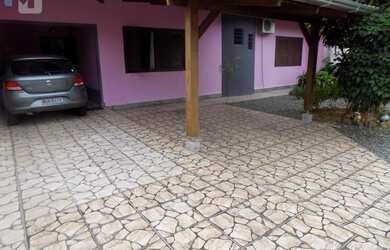 Imagem: A casa possui 3 Dormitórios, 2 Banheiros, 2 Vagas na garagem