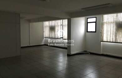 Imagem: O depósito possui 5 Vagas na garagem, 660m² de Área e está