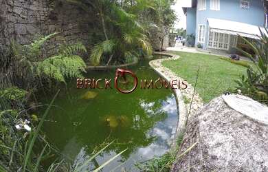 Imagem: A casa possui 4 Dormitórios, 4 Banheiros, 5 Vagas na garagem