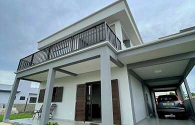 Imagem: A casa possui 4 Dormitórios, 4 Banheiros e 4 Vagas na garagem