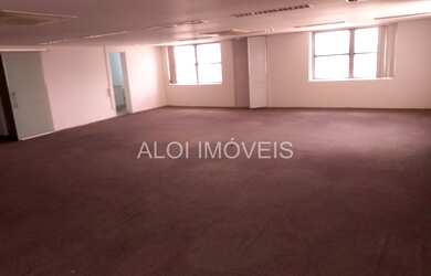 Imagem: O depósito possui 4 Vagas na garagem, 421m² de Área e está