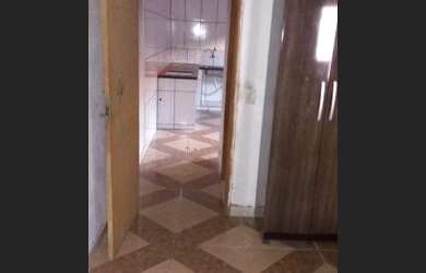 Imagem: A casa possui 2 Dormitórios, 1 Banheiro, 1 Vaga na garagem