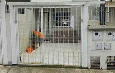 Imagem: A casa possui 2 Dormitórios, 1 Banheiro, 1 Vaga na garagem