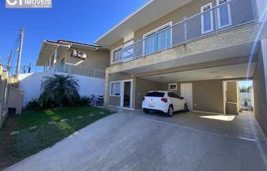 Imagem: A casa possui 4 Dormitórios, 2 Banheiros, 4 Vagas na garagem