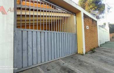 Imagem: A casa possui 3 Dormitórios, 4 Banheiros, 2 Vagas na garagem