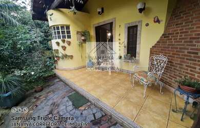 Imagem: A casa possui 3 Dormitórios, 5 Banheiros, 2 Vagas na garagem