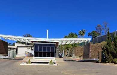 Imagem: A casa possui 4 Dormitórios, 5 Banheiros, 4 Vagas na garagem