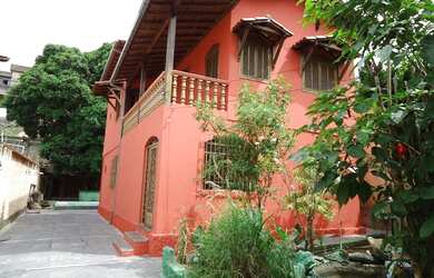 Imagem: A casa possui 5 Dormitórios, 3 Banheiros, 5 Vagas na garagem