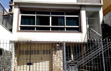 Imagem: A casa possui 3 Dormitórios, 3 Banheiros, 5 Vagas na garagem