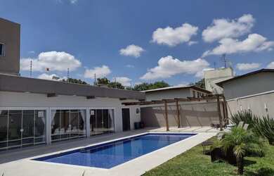 Imagem: A casa possui 3 Dormitórios, 3 Banheiros, 2 Vagas na garagem