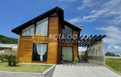 Imagem: A casa em condomínio possui 4 Dormitórios, 2 Banheiros, 2