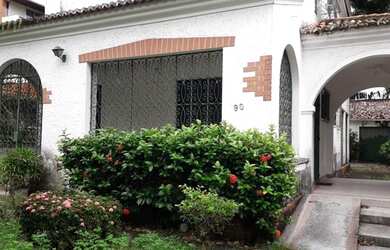 Imagem: A casa possui 5 Dormitórios, 5 Banheiros, 5 Vagas na garagem