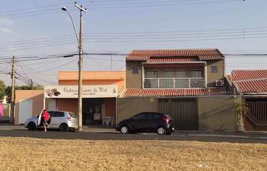 Imagem: A casa possui 2 Dormitórios, 3 Banheiros, 2 Vagas na garagem