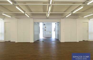 Imagem: O depósito possui 2 Vagas na garagem, 230m² de Área e está