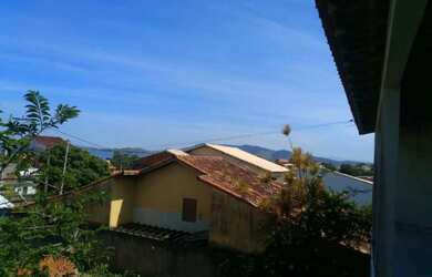 Imagem: A casa possui 2 Dormitórios, 2 Banheiros, 3 Vagas na garagem