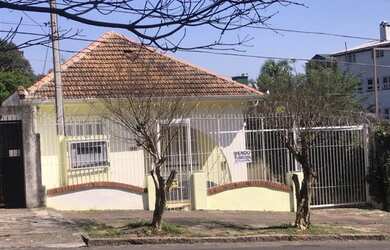 Imagem: A casa possui 2 Dormitórios, 2 Banheiros, 3 Vagas na garagem