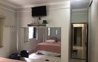 Imagem: A casa possui 3 Dormitórios, 2 Banheiros, 2 Vagas na garagem