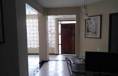 Imagem: A casa possui 5 Dormitórios, 5 Banheiros, 5 Vagas na garagem