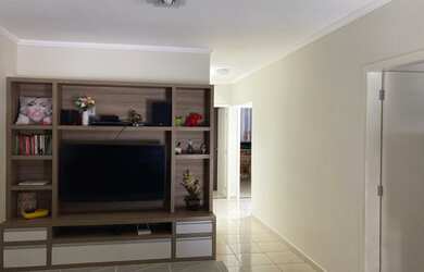 Imagem: A casa possui 3 Dormitórios, 2 Banheiros, 2 Vagas na garagem