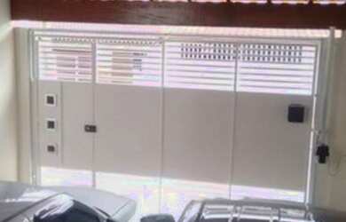 Imagem: A casa possui 2 Dormitórios, 2 Banheiros, 2 Vagas na garagem