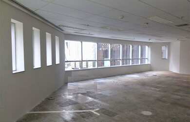 Imagem: O depósito para alugar possui 5 Vagas na garagem e 245m² de