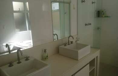 Imagem: A casa em condomínio possui 4 Dormitórios, 5 Banheiros e 350m²