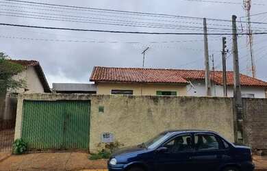 Imagem: A casa possui 3 Dormitórios, 2 Banheiros, 1 Vaga na garagem