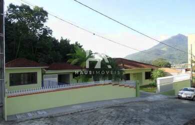 Imagem: A casa possui 4 Dormitórios, 3 Banheiros, 2 Vagas na garagem